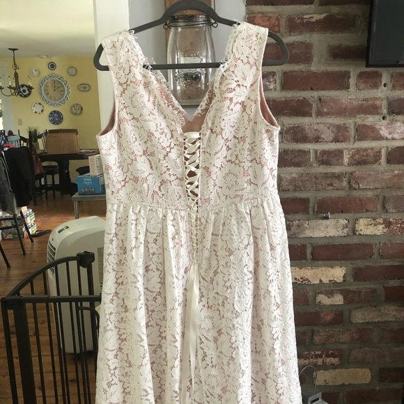 Lulu’s white lace dress - Picture 2 of 14